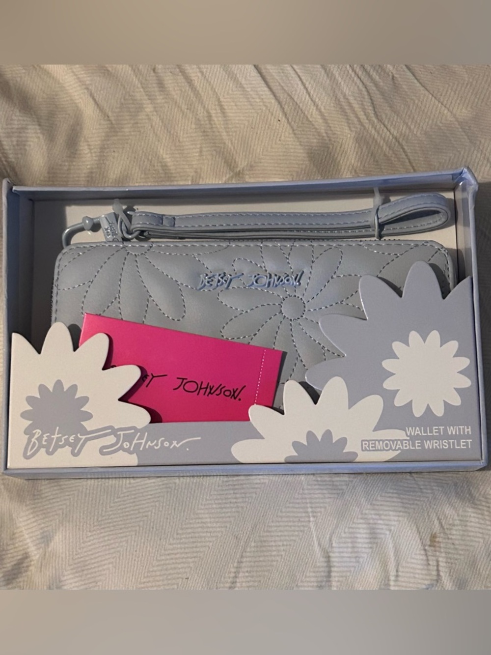 BETSEY JOHNSON Light Blue Quilted Flower Zip Around Wallet With Wristlet NWTS - Picture 2 of 7